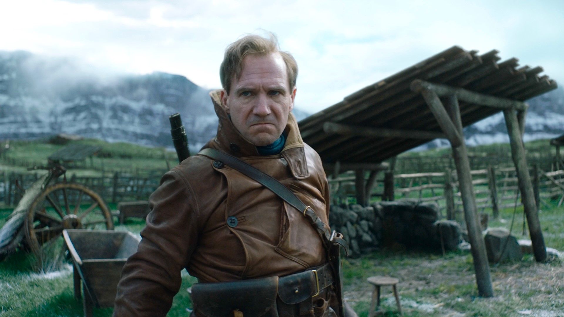Su Italia 1 The King’s Man – Le Origini, film d'azione e guerra di Matthew Vaughn con Ralph Fiennes, Harris Dickinson, Daniel Brühl, Djimon Hounsou, Rhys Ifans, Aaron Taylor-Johnson, Stanley Tucci e Charles Dance.