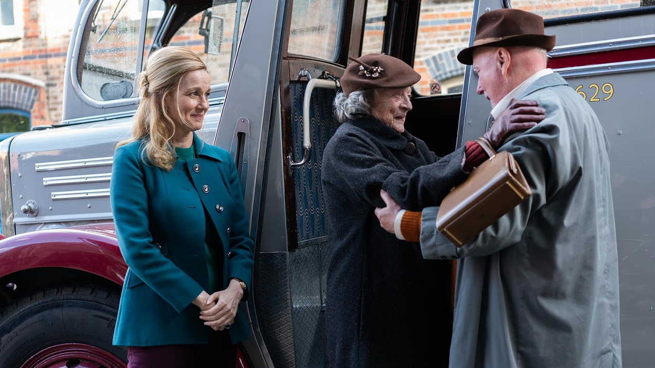 Rai 1 stasera propone "The Miracle Club", commedia drammatica del 2023 diretta Thaddeus O’ Sullivan con i premi Oscar Maggie Smith e Kathy Bates, e la candidata all’Oscar Laura Linney.