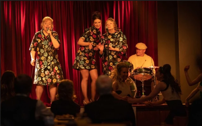 Rai 1 stasera propone "The Miracle Club", commedia drammatica del 2023 diretta Thaddeus O’ Sullivan con i premi Oscar Maggie Smith e Kathy Bates, e la candidata all’Oscar Laura Linney.
