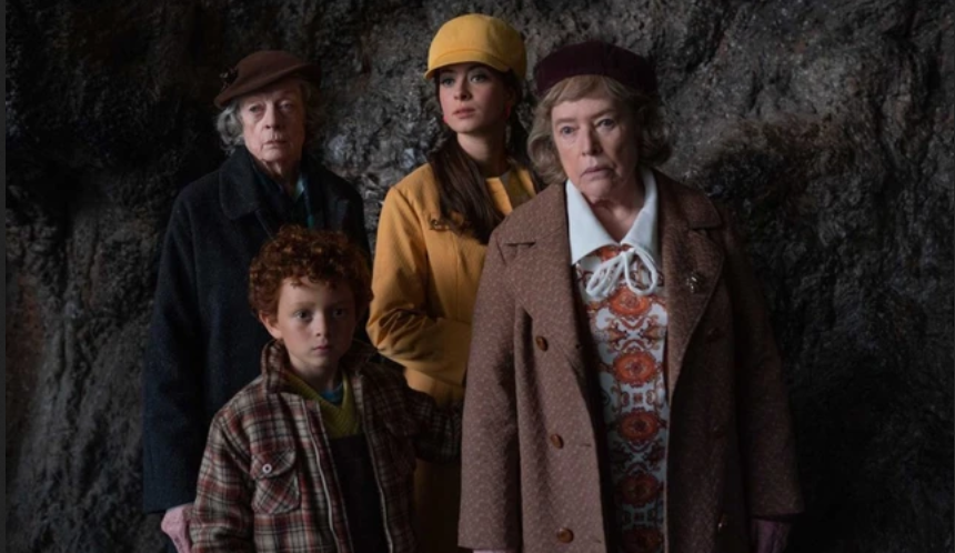 Rai 1 stasera propone "The Miracle Club", commedia drammatica del 2023 diretta Thaddeus O’ Sullivan con i premi Oscar Maggie Smith e Kathy Bates, e la candidata all’Oscar Laura Linney.
