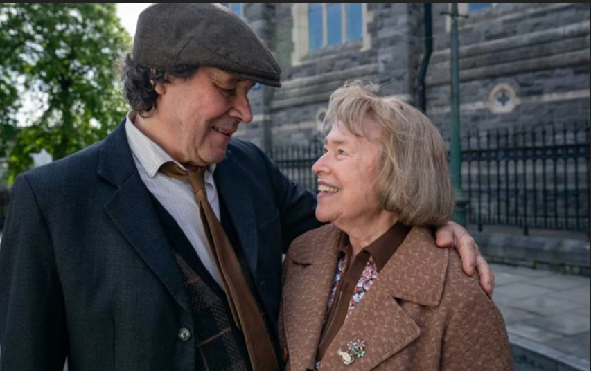 Rai 1 stasera propone "The Miracle Club", commedia drammatica del 2023 diretta Thaddeus O’ Sullivan con i premi Oscar Maggie Smith e Kathy Bates, e la candidata all’Oscar Laura Linney.