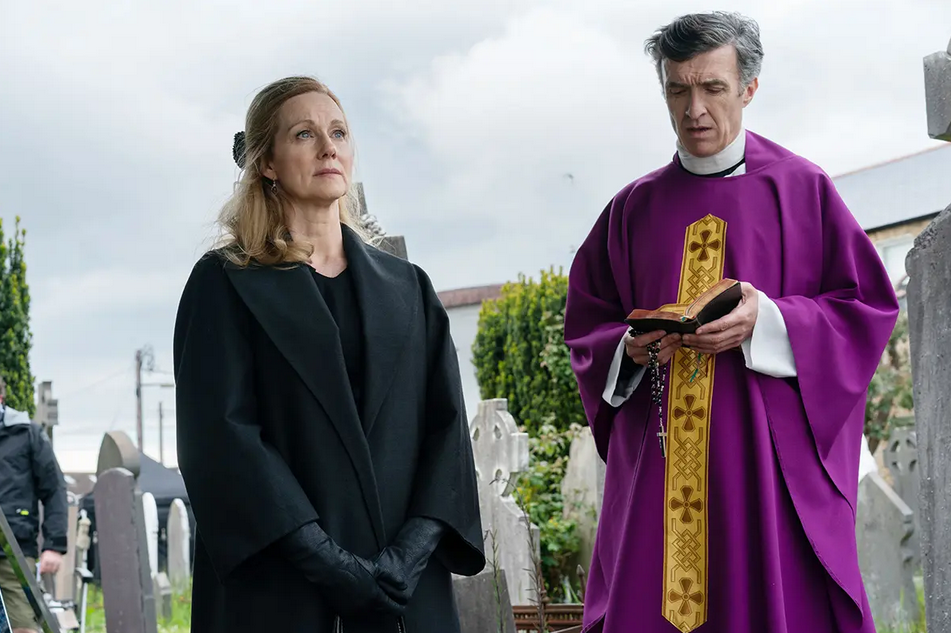 Rai 1 stasera propone "The Miracle Club", commedia drammatica del 2023 diretta Thaddeus O’ Sullivan con i premi Oscar Maggie Smith e Kathy Bates, e la candidata all’Oscar Laura Linney.