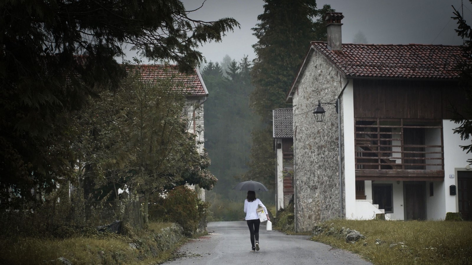 Metafonia e fantasmi al centro del nuovo horror di Michele Pastrello, una ghost story con Lorena Trevisan che diventa metafora di sfruttamento sul lavoro e precariato.
