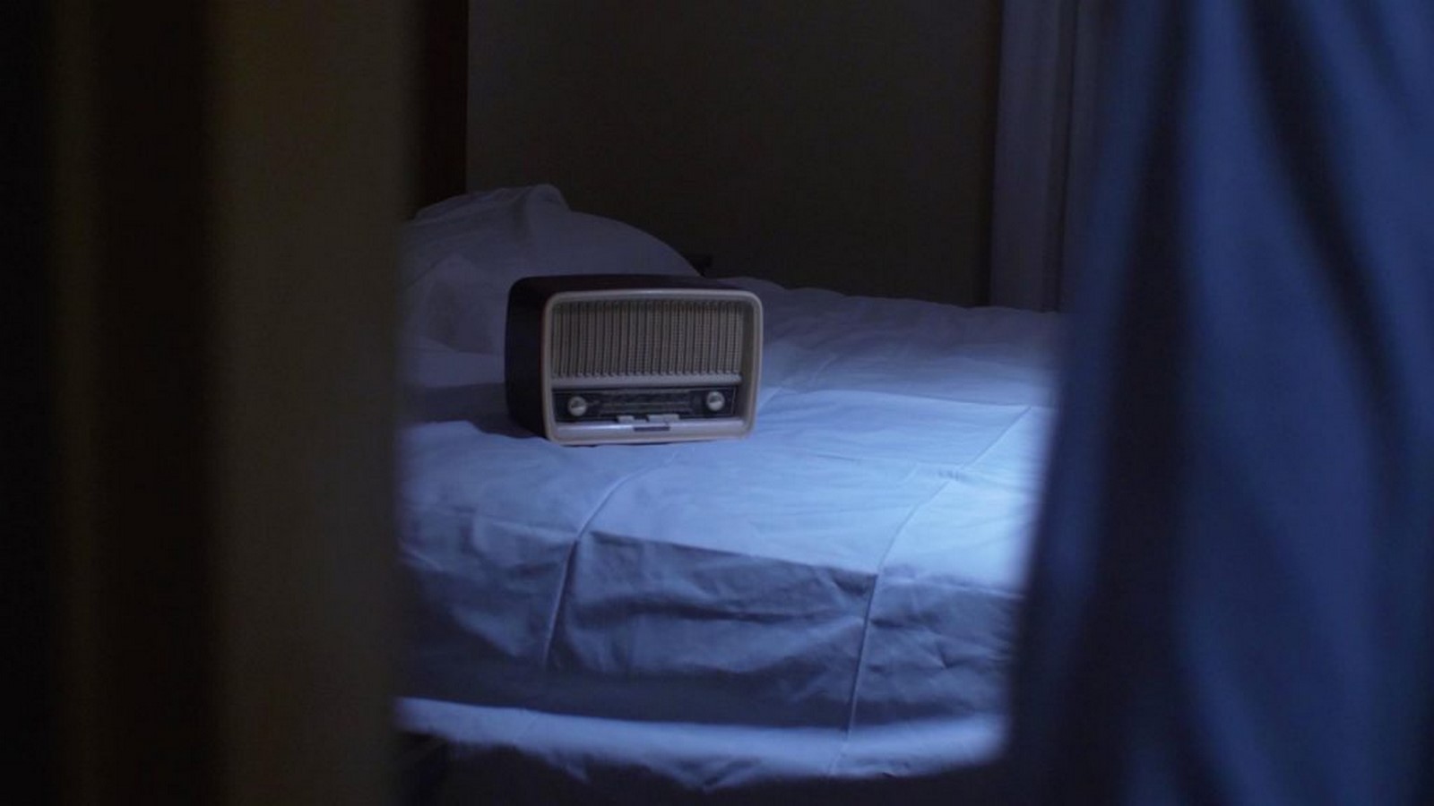 Metafonia e fantasmi al centro del nuovo horror di Michele Pastrello, una ghost story con Lorena Trevisan che diventa metafora di sfruttamento sul lavoro e precariato.