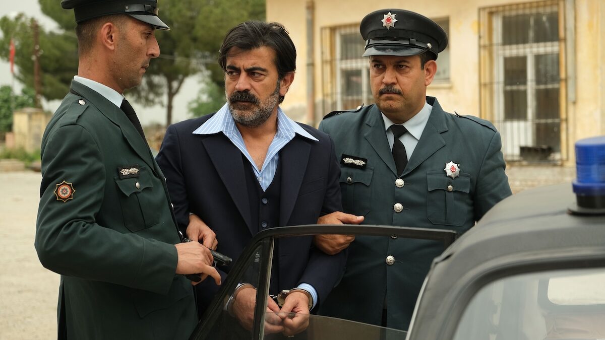 Anticipazioni Terra Amara del 5 maggio 2024: Abdulkadir viene arrestato per l’omicidio di Fekeli, ma Hakan lo fa evadere