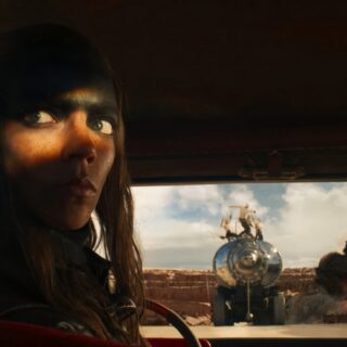 Dopo la tappa fuori concorso a Cannes 77, a partire dal 23 maggio nei cinema italiani con Warner Bros. Pictures arriva il prequel Furiosa: A Mad Max Saga con Anya Taylor-Joy e Chris Hemsworth.