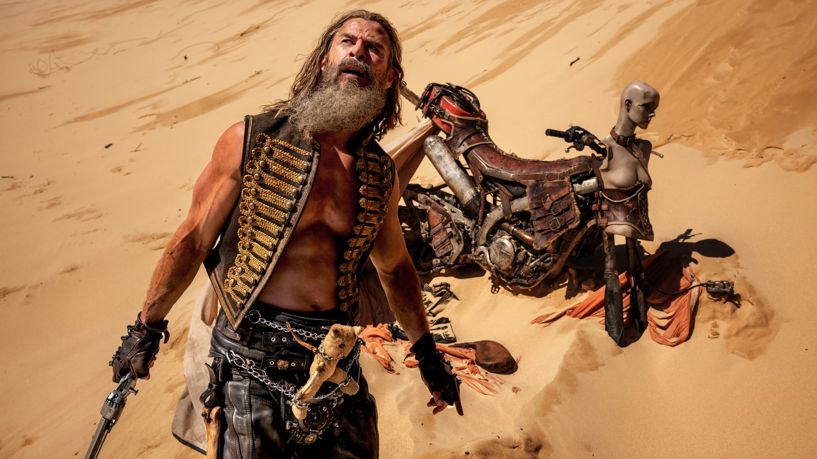 Dopo la tappa fuori concorso a Cannes 77, a partire dal 23 maggio nei cinema italiani con Warner Bros. Pictures arriva il prequel Furiosa: A Mad Max Saga con Anya Taylor-Joy e Chris Hemsworth.