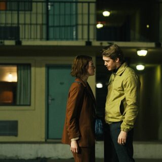 Dopo la tappa in Concorso a Cannes 77, dal 6 giugno 2024 nei cinema italiani con Searchlight Pictures il nuovo film di Yorgos Lanthimos con Emma Stone e Willem Dafoe.