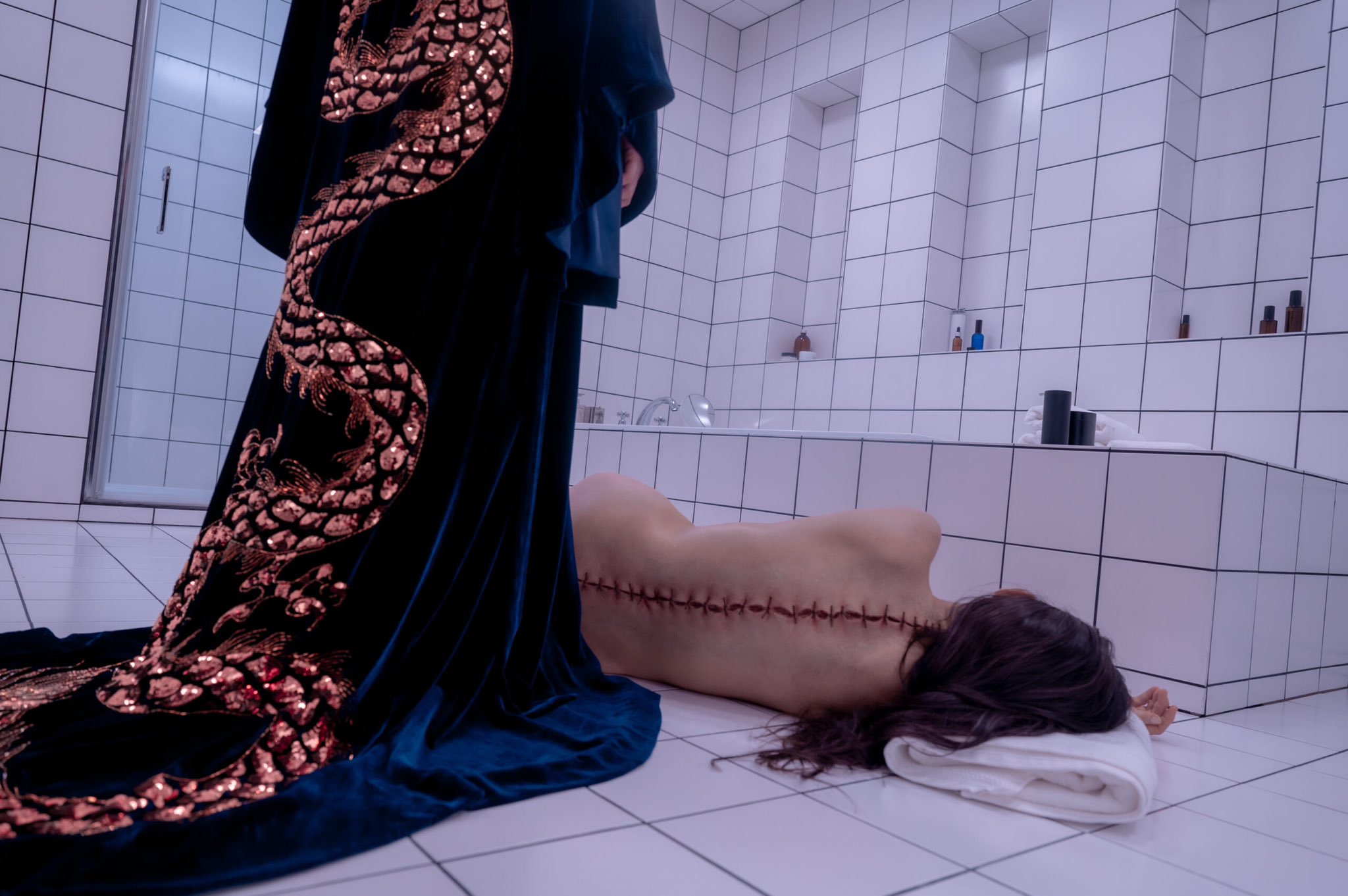 Dal Festival di Cannes una clip con una scena del film horror di Coralie Fargeat con Demi Moore e Margaret Qualley che ha ricevuto una standing ovation di 13 minuti.