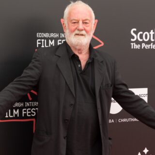 Cineblog ricorda Bernard Hill, l'attore inglese scomparso a 79 anni, noto per i ruoli di Capitano Edward Smith del film "Titanic" e Re Théoden nella trilogia "Il Signore degli anelli" di Peter Jackson.