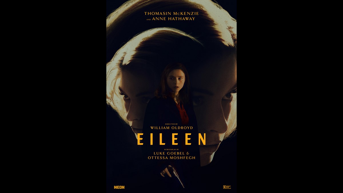 Eileen: foto e poster italiano del film con Thomasin McKenzie e Anne Hathaway