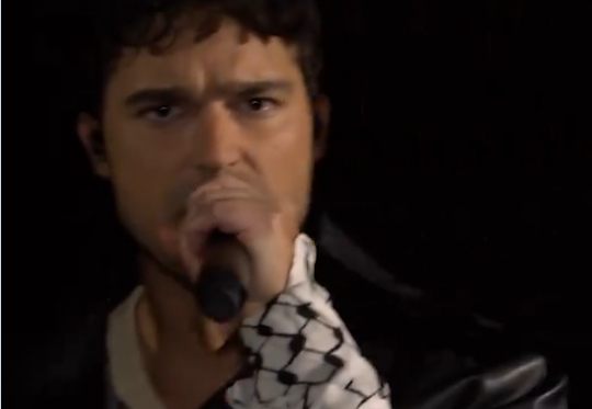 Eric Saade si esibisce all’Eurovision 2024 con una sciarpa filo-palestinese intorno al polso (video)