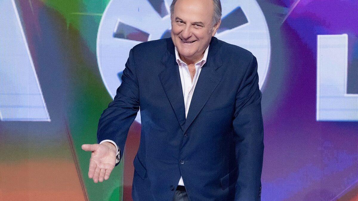 Gerry Scotti a TvBlog: “Il mio omaggio a Mike con La Ruota della Fortuna. Cambiare casacca? La Rai non mi chiama e Piersilvio mi ha già dato il permesso di fare il Festival di Sanremo”