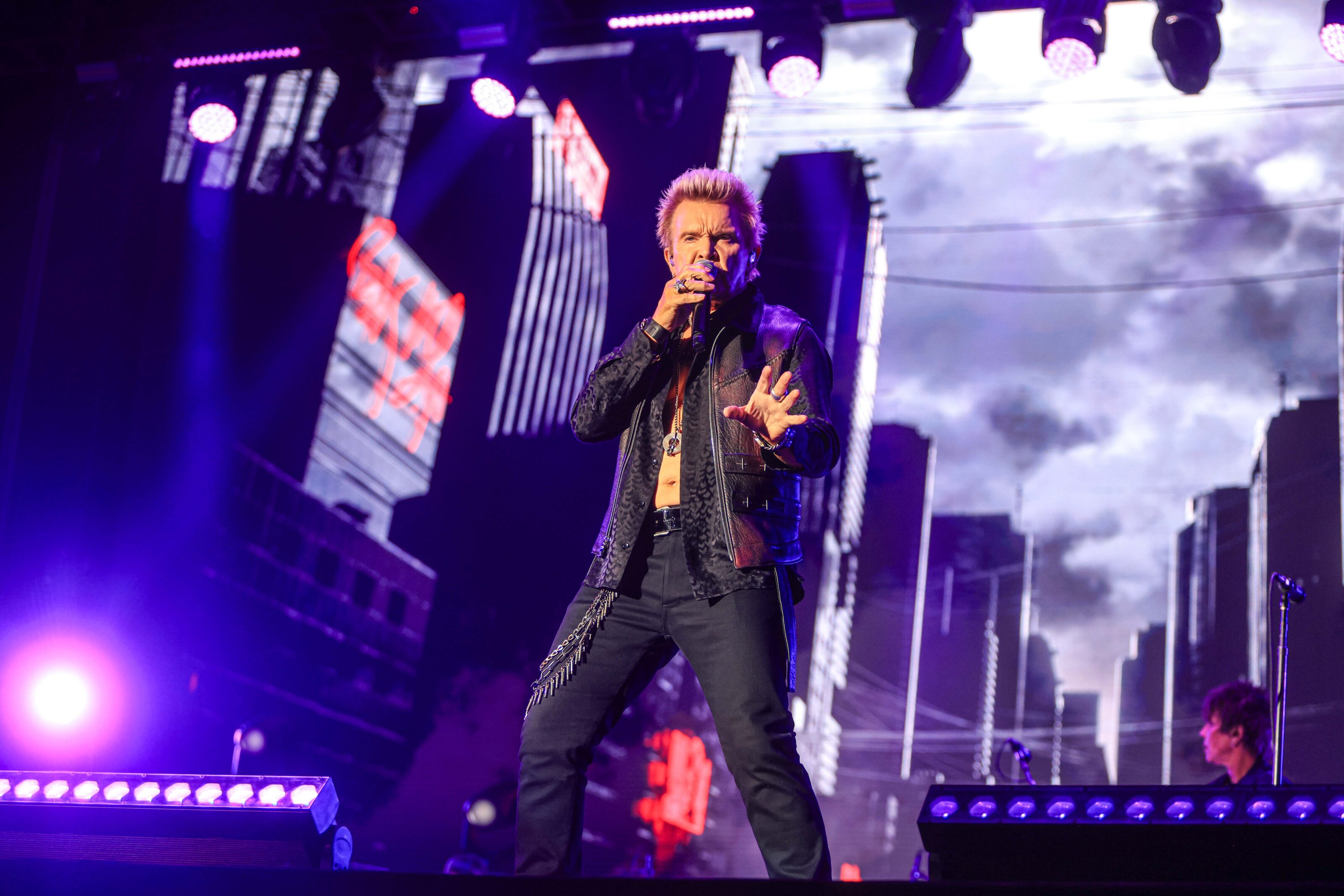 Billy Idol rivela di essere “California Sober”. La fine di una lunga tossicodipendenza