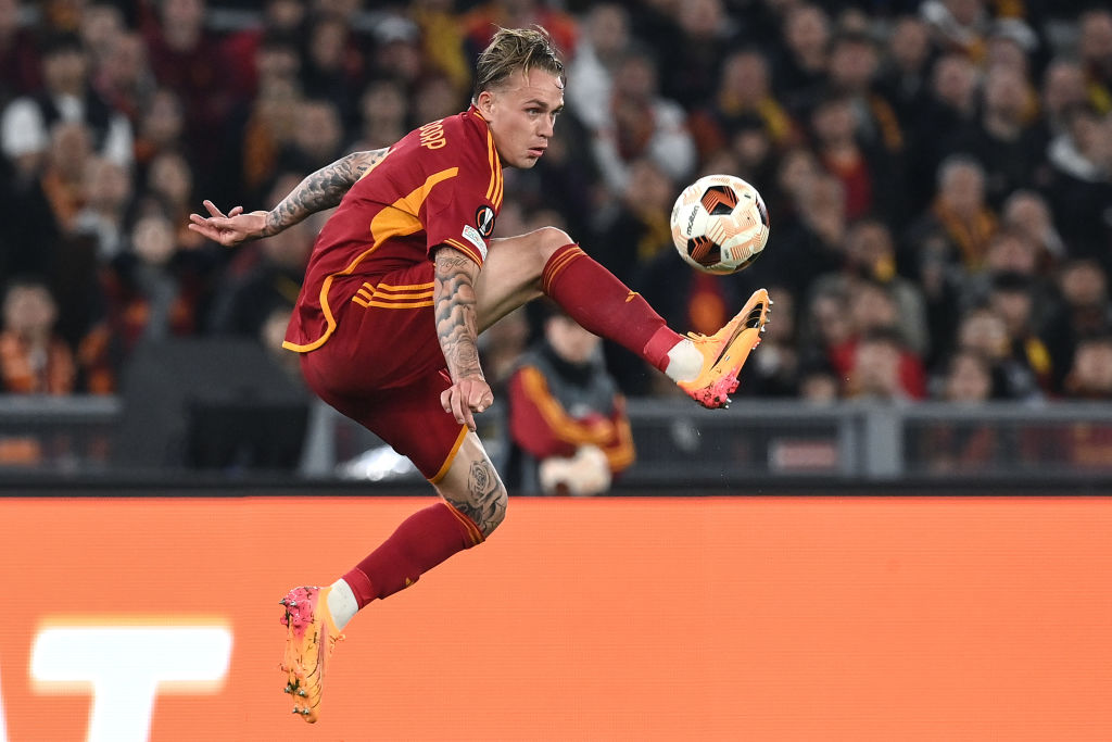 Ascolti tv giovedì 9 maggio 2024: Bayer Leverkusen-Roma 3.9 mln (18.8%), Eurovision 2.8 mln (13.9%), Viola come il mare 2 2.5 mln (14%)
