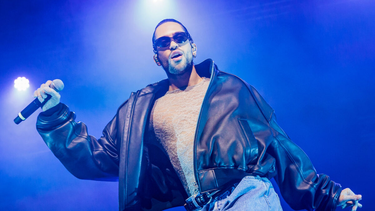 Mahmood al Fabrique canta con una fan: lei è Bluesy, ex sfidante ad Amici 2022 (video)
