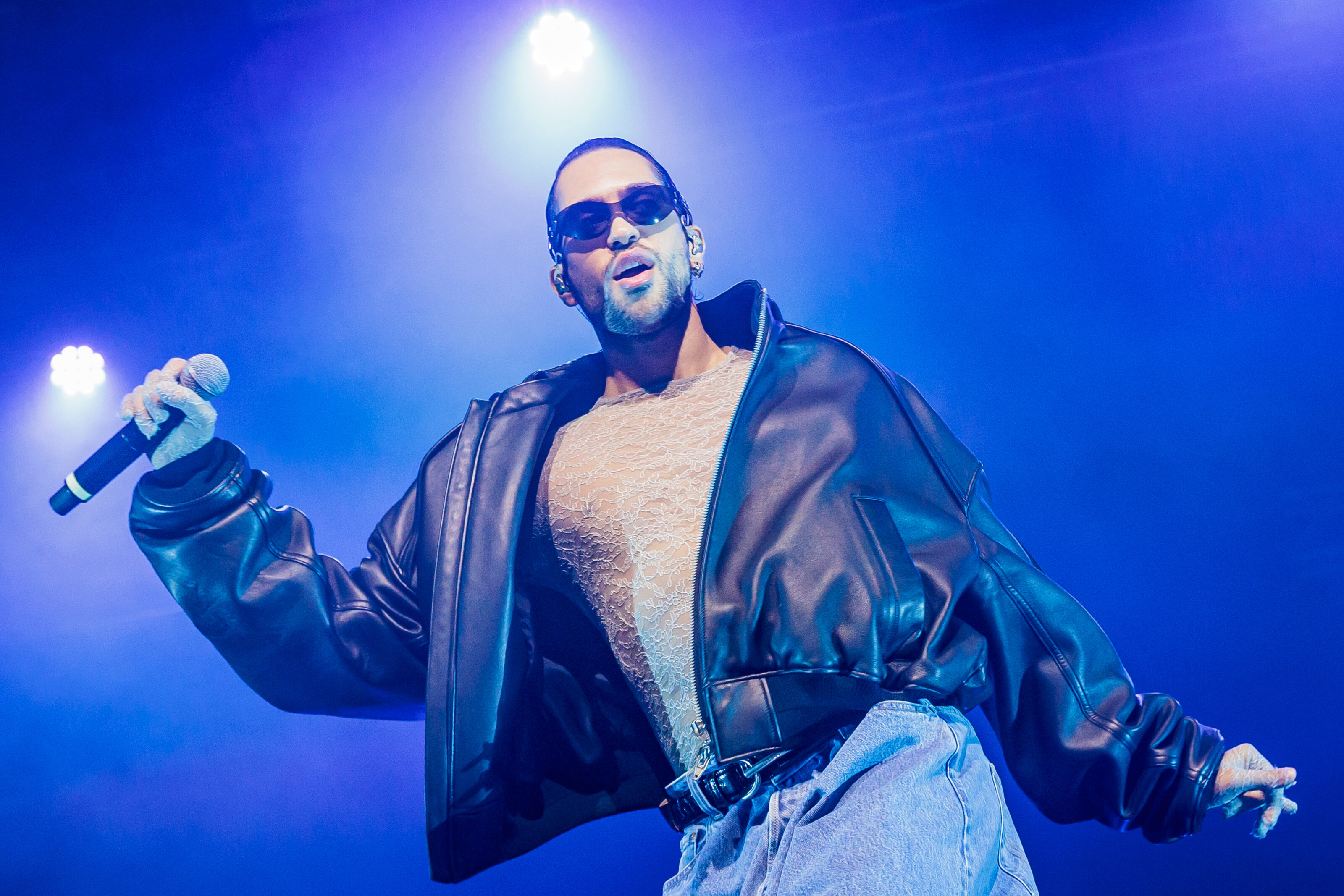 Mahmood al Fabrique canta con una fan: lei è Bluesy, ex sfidante ad Amici 2022 (video)