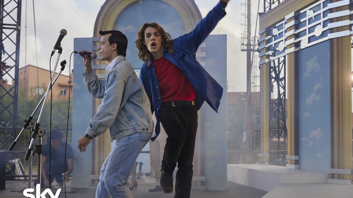 Hanno ucciso l’Uomo Ragno serie tv, la recensione: il folle viaggio di Sydney Sibilia restituisce due portatori sani di adolescenza