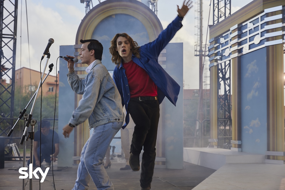Hanno ucciso l’Uomo Ragno serie tv, la recensione: il folle viaggio di Sydney Sibilia restituisce due portatori sani di adolescenza