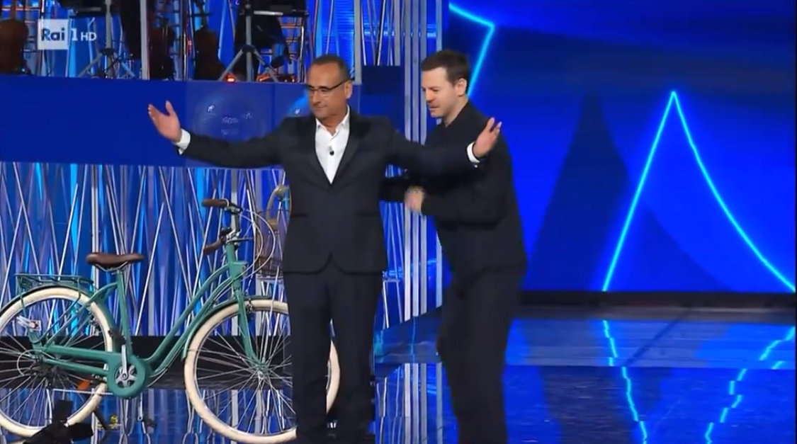 I migliori anni: Carlo Conti, Alessandro Cattelan e quella gag al retrogusto di Festival (VIDEO)
