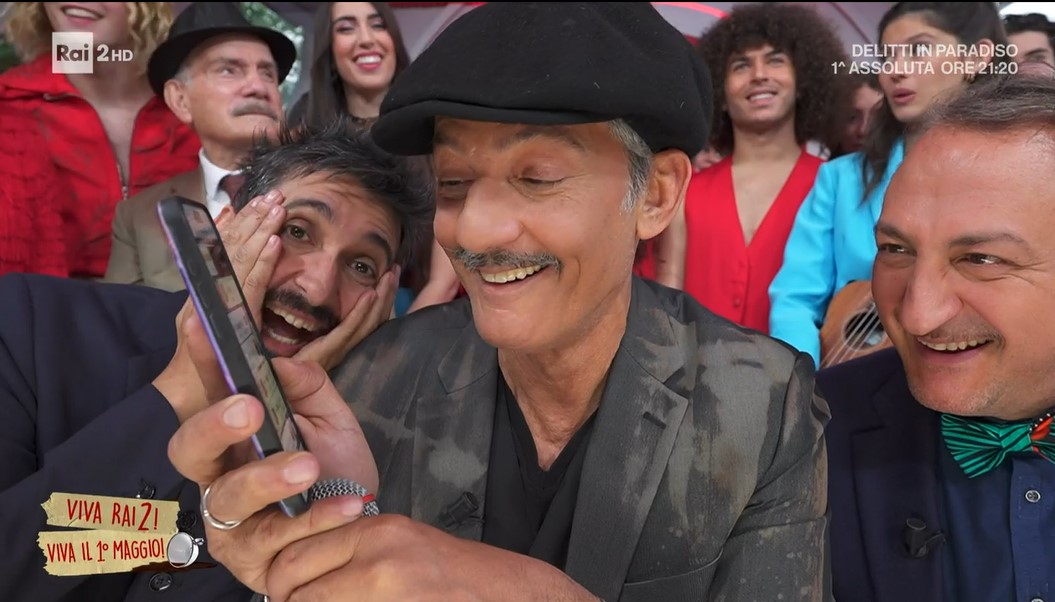 Viva Rai 2!, Carlo Conti a Fiorello su Sanremo: “Sto resistendo stoicamente…”