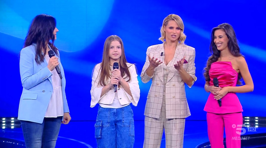 Io Canto Family: diretta terza puntata 3 giugno 2024. Mietta in testa per tutta la serata. Daniel e mamma Giorgia (team Leali) rimangono in gara. Fuori Chiara e papà Alessandro (team Scuccia)