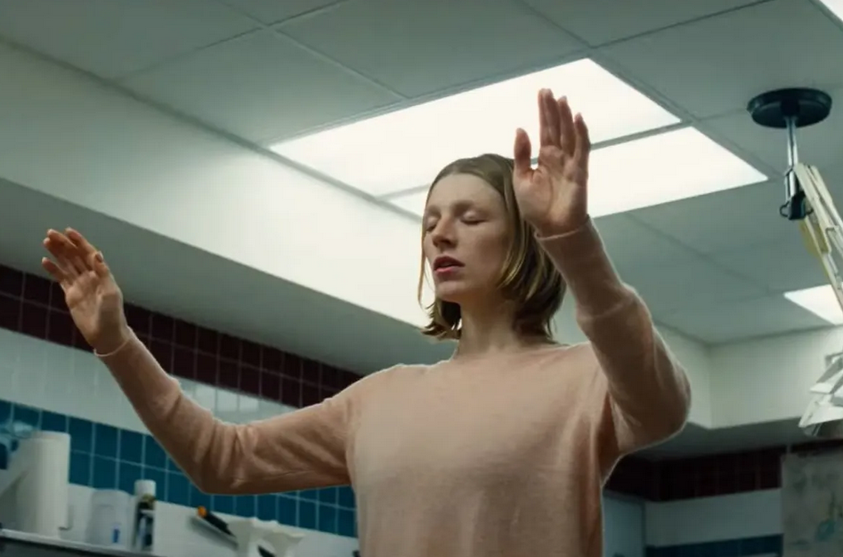 Al cinema con Searchlight Pictures Italia Kinds Of Kindness il nuovo film di Yorgos Lanthimos con Emma Stone, Willem Dafoe e Jesse Plemons.