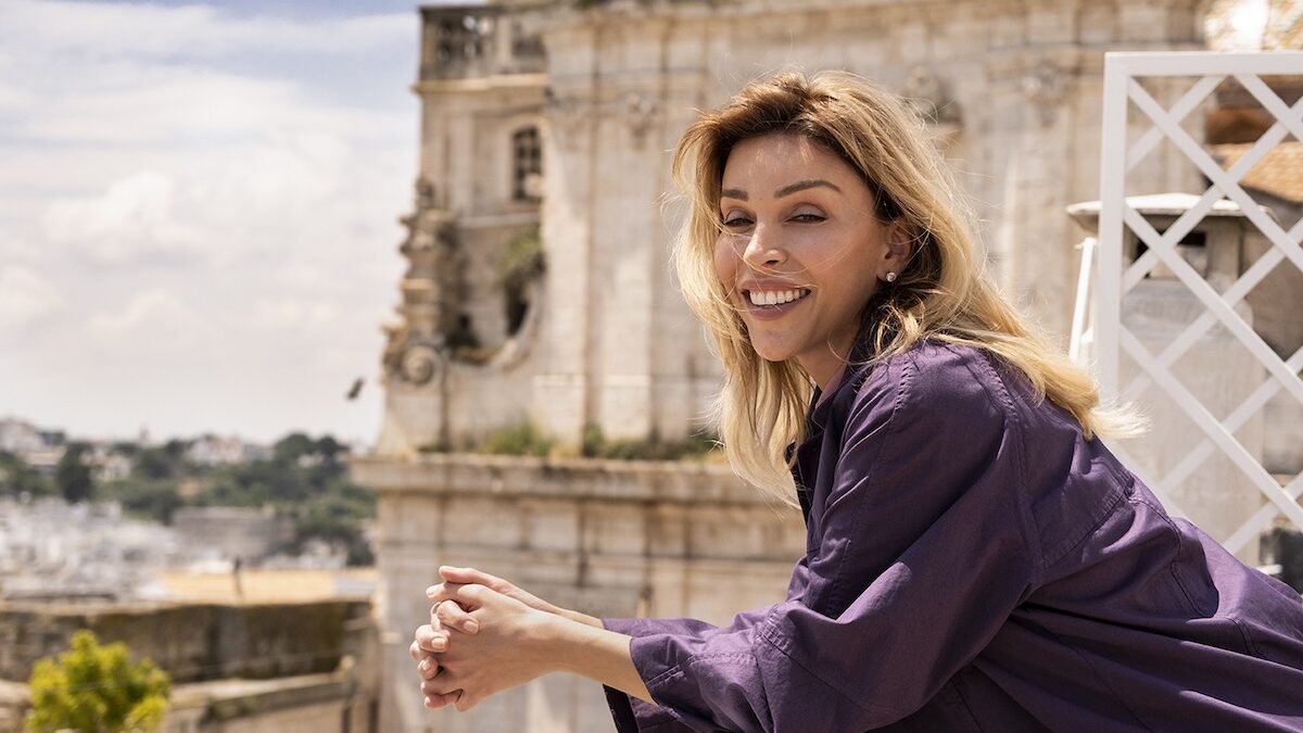 La vita che volevi non è la serie che ci aspettavamo: Cotroneo e Rametta non esagerano e restano in “area fiction generalista”. La recensione