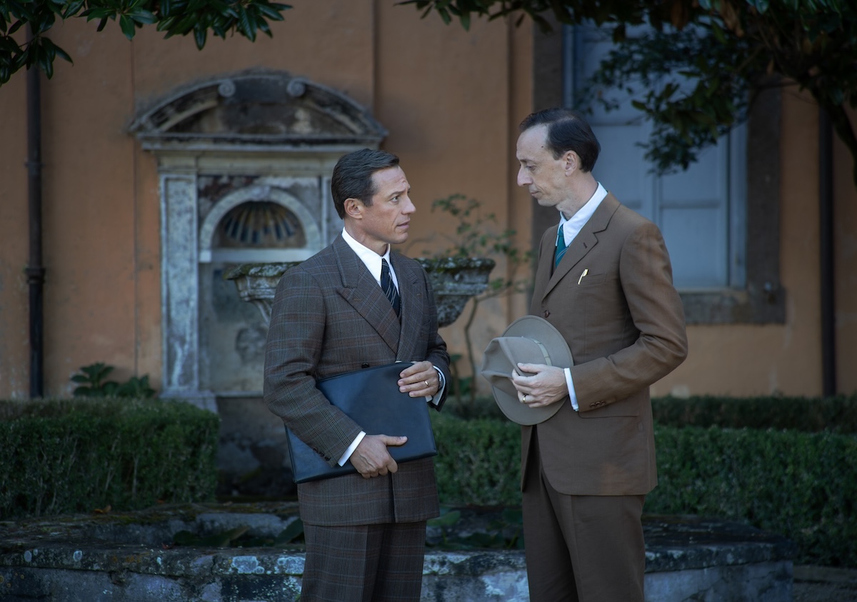 Marconi, non c’è equilibrio tra biografia e spy-story: l’uomo che ha connesso il mondo lascia confusi. La recensione
