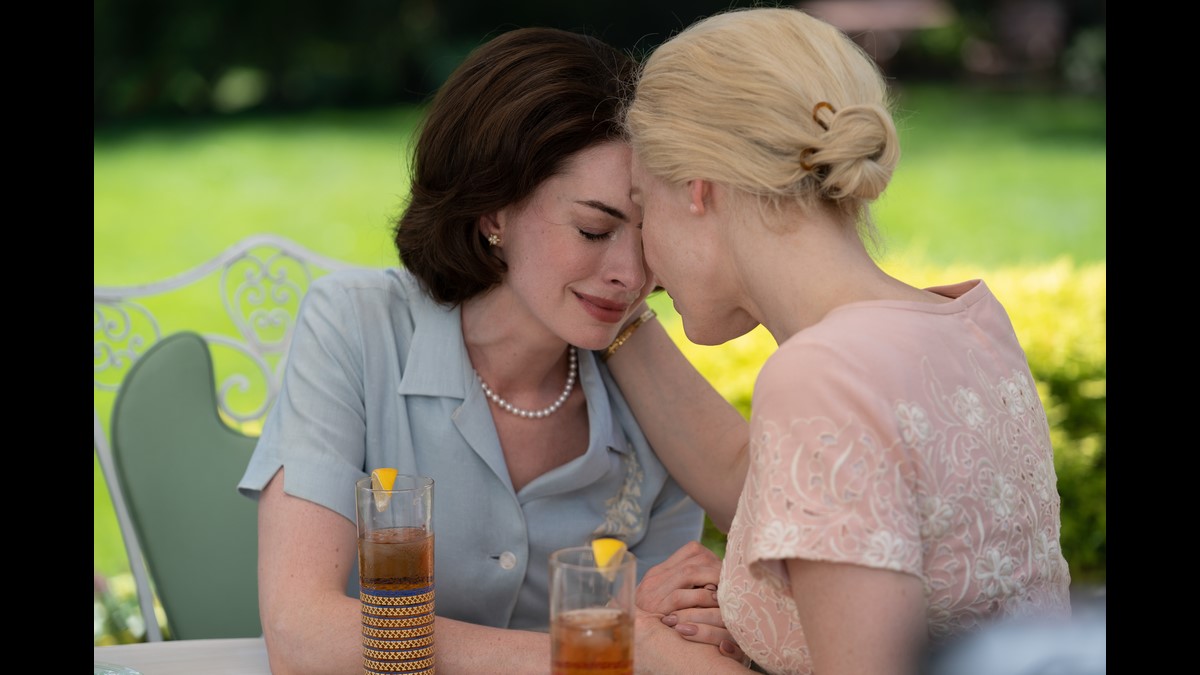 Mothers’ Instinct: foto e poster del thriller psicologico con Anne Hathaway e Jessica Chastain