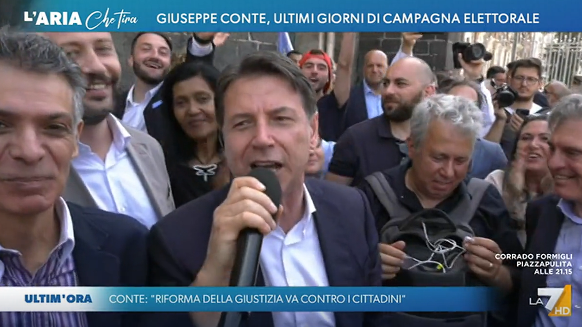 L’aria che tira, Conte si collega tra la gente. La Mussolini: “Quattro persone riunite, è un trucco”. E l’ex premier si arrabbia