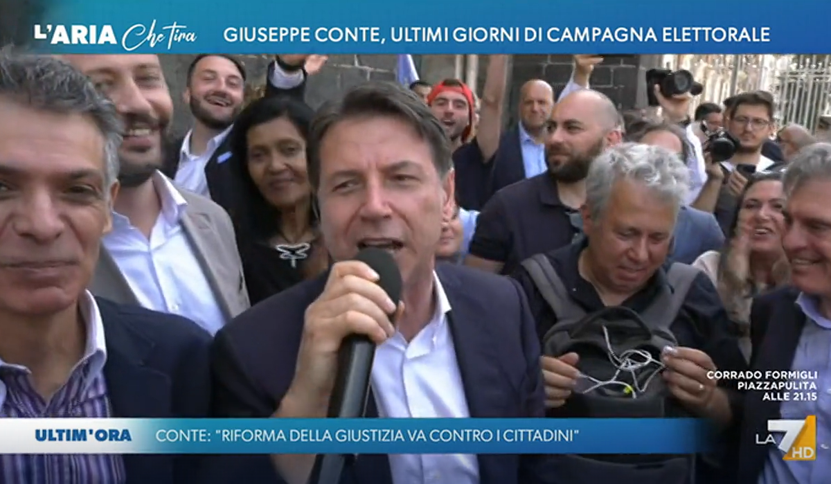 L’aria che tira, Conte si collega tra la gente. La Mussolini: “Quattro persone riunite, è un trucco”. E l’ex premier si arrabbia