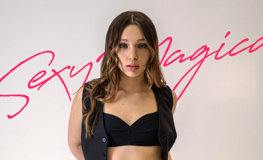 Sexy Magica di Sarah Toscano: testo e significato della canzone di Amici 2024