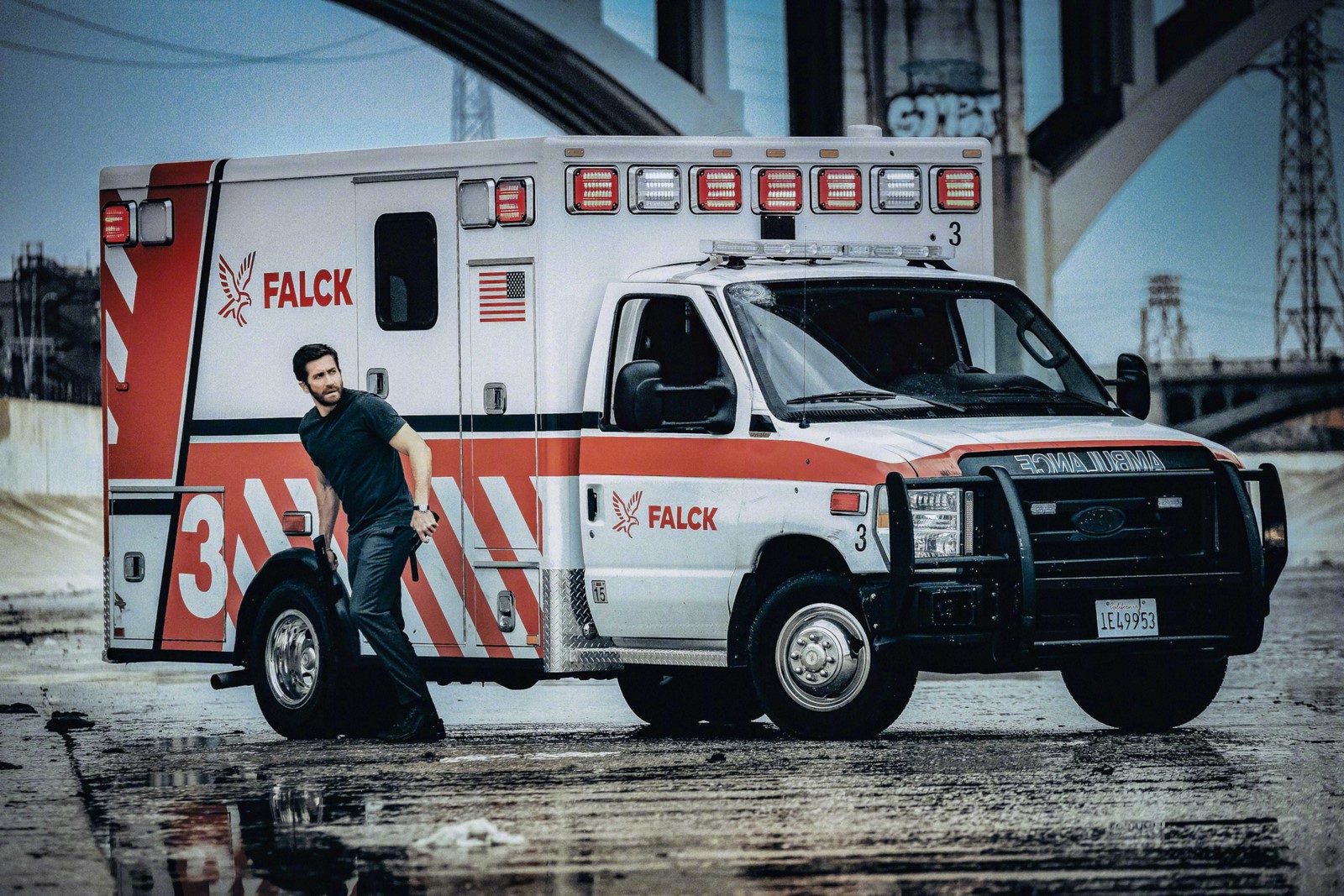 Italia 1 stasera propone "Ambulance", thriller d'azione del 2022 diretto da Michael Bay e interpretato da Jake Gyllenhaal, Yahya Abdul-Mateen II, Eiza González, Devan Long, Garret Dillahunt e il rapper Wale.