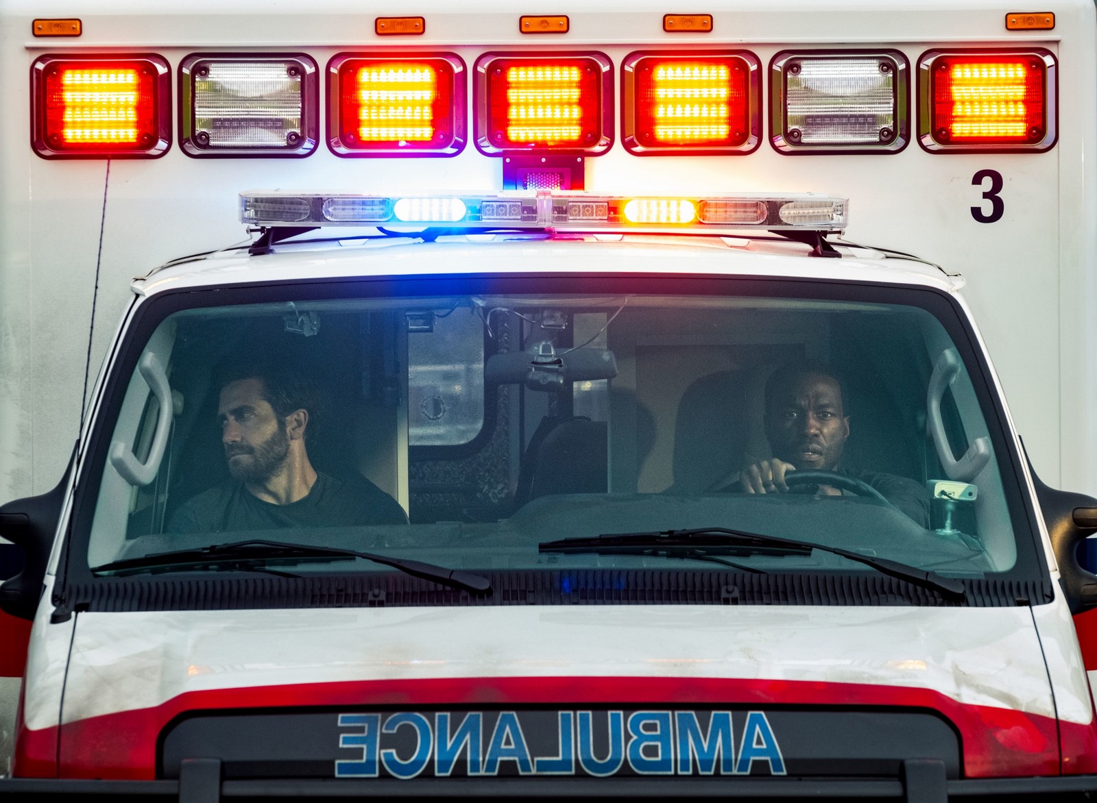 Italia 1 stasera propone "Ambulance", thriller d'azione del 2022 diretto da Michael Bay e interpretato da Jake Gyllenhaal, Yahya Abdul-Mateen II, Eiza González, Devan Long, Garret Dillahunt e il rapper Wale.