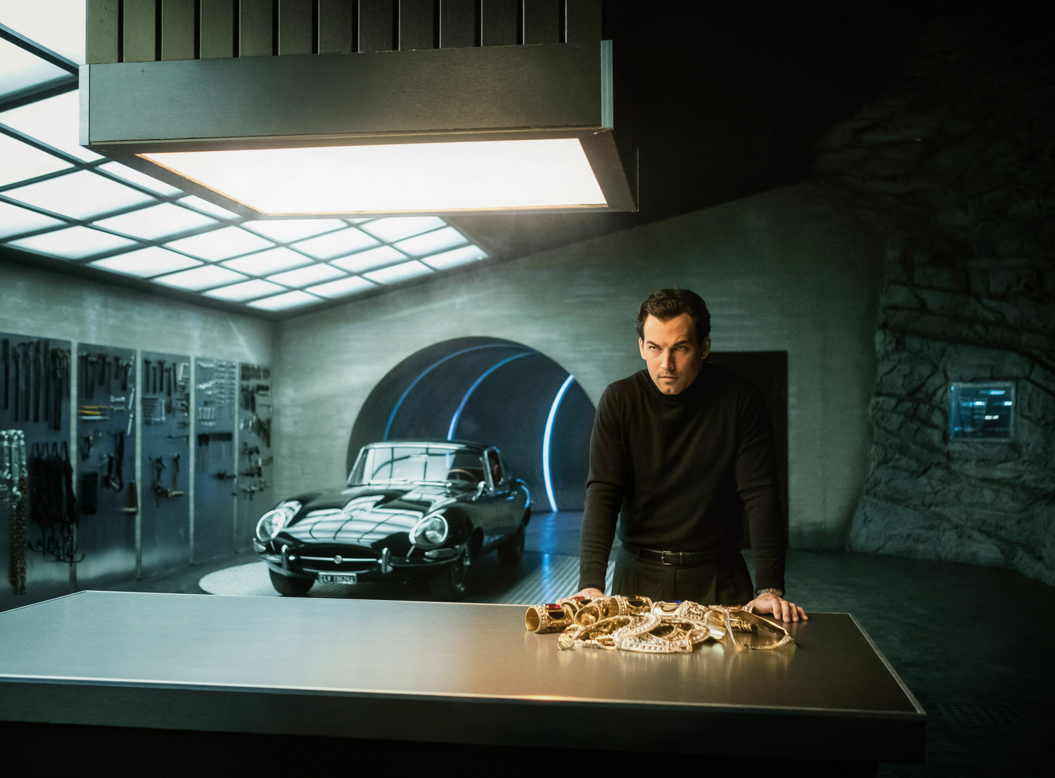 Su Rai 2 Diabolik - Ginko all'attacco!, secondo capitolo dei film sul Re del Terrore dei Manetti Bros. con Giacomo Gianniotti, Miriam Leone, Valerio Mastandrea e Monica Bellucci.