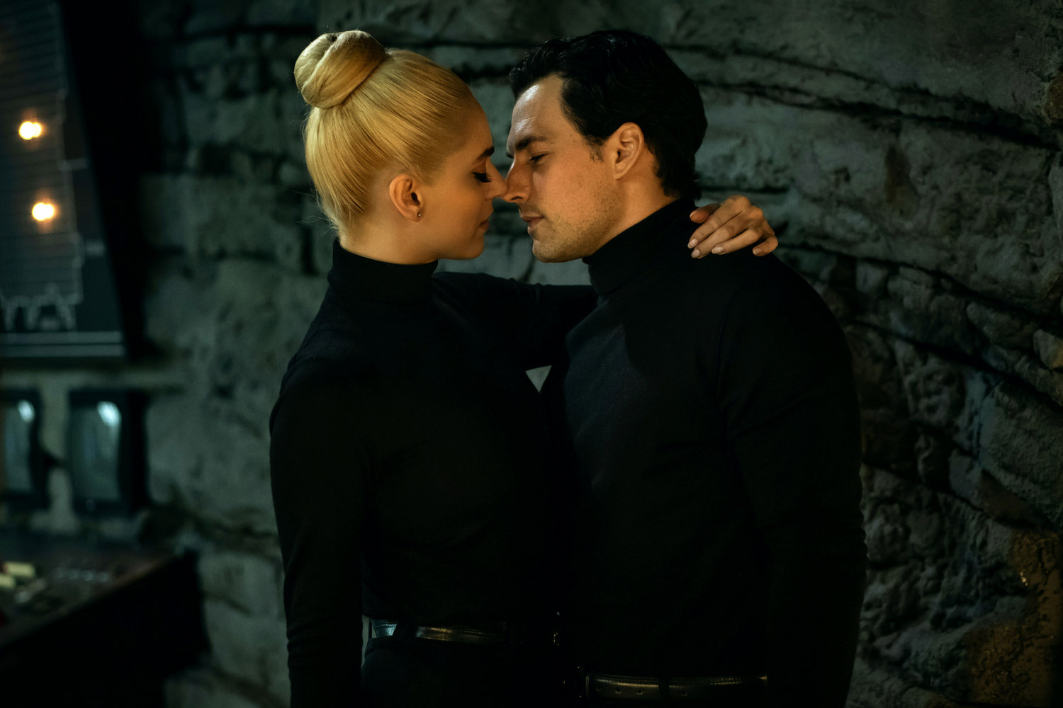 Su Rai 2 Diabolik - Ginko all'attacco!, secondo capitolo dei film sul Re del Terrore dei Manetti Bros. con Giacomo Gianniotti, Miriam Leone, Valerio Mastandrea e Monica Bellucci.