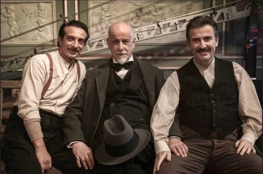 Su Rai 1 La stranezza, la commedia di Roberto Andò con Salvo Ficarra, Valentino Picone, Donatella Finocchiaro e Toni Servillo nei panni di Luigi Pirandello.
