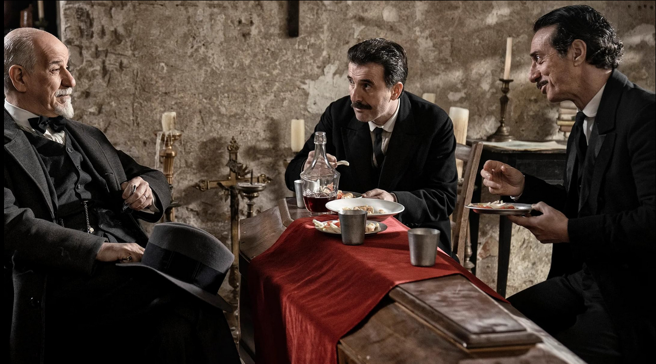 Su Rai 1 La stranezza, la commedia di Roberto Andò con Salvo Ficarra, Valentino Picone, Donatella Finocchiaro e Toni Servillo nei panni di Luigi Pirandello.