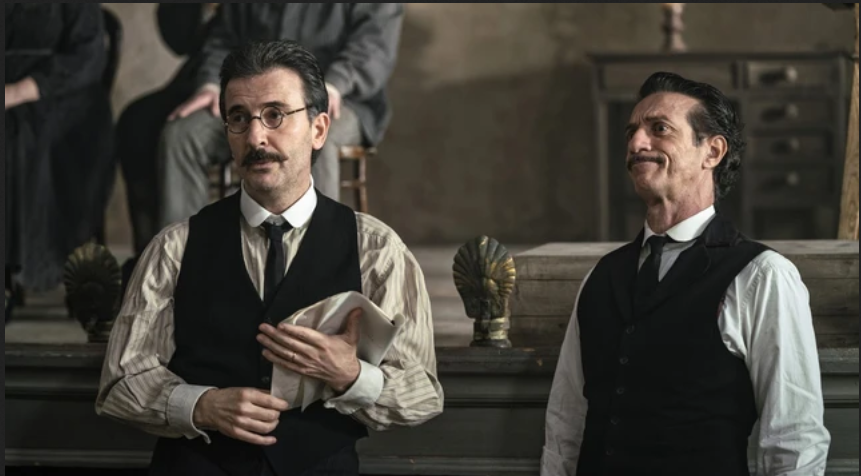 Su Rai 1 La stranezza, la commedia di Roberto Andò con Salvo Ficarra, Valentino Picone, Donatella Finocchiaro e Toni Servillo nei panni di Luigi Pirandello.
