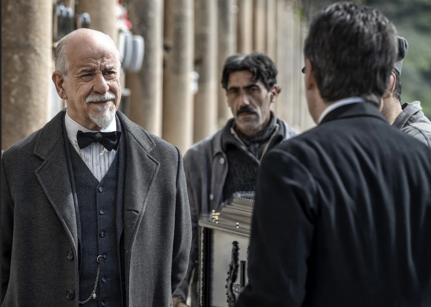 Su Rai 1 La stranezza, la commedia di Roberto Andò con Salvo Ficarra, Valentino Picone, Donatella Finocchiaro e Toni Servillo nei panni di Luigi Pirandello.