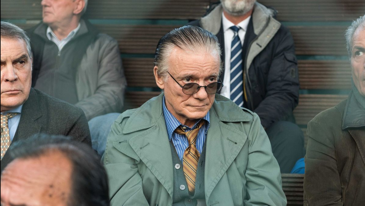 Rai 2 stasera propone "Mancino Naturale", film drammatico del 2023 diretto da Daniele Esposito e interpretato da Claudia Gerini, Francesco Colella, Massimo Ranieri, Katia Ricciarelli e Alessio Perinelli.