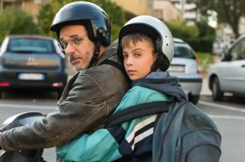 Rai 2 stasera propone "Mancino Naturale", film drammatico del 2023 diretto da Daniele Esposito e interpretato da Claudia Gerini, Francesco Colella, Massimo Ranieri, Katia Ricciarelli e Alessio Perinelli.