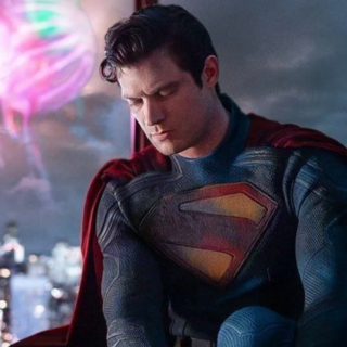 Svelata la prima foto ufficiale di David Corenswet nel suo costume di Superman così come apparirà nel reboot del regista James Gunn.