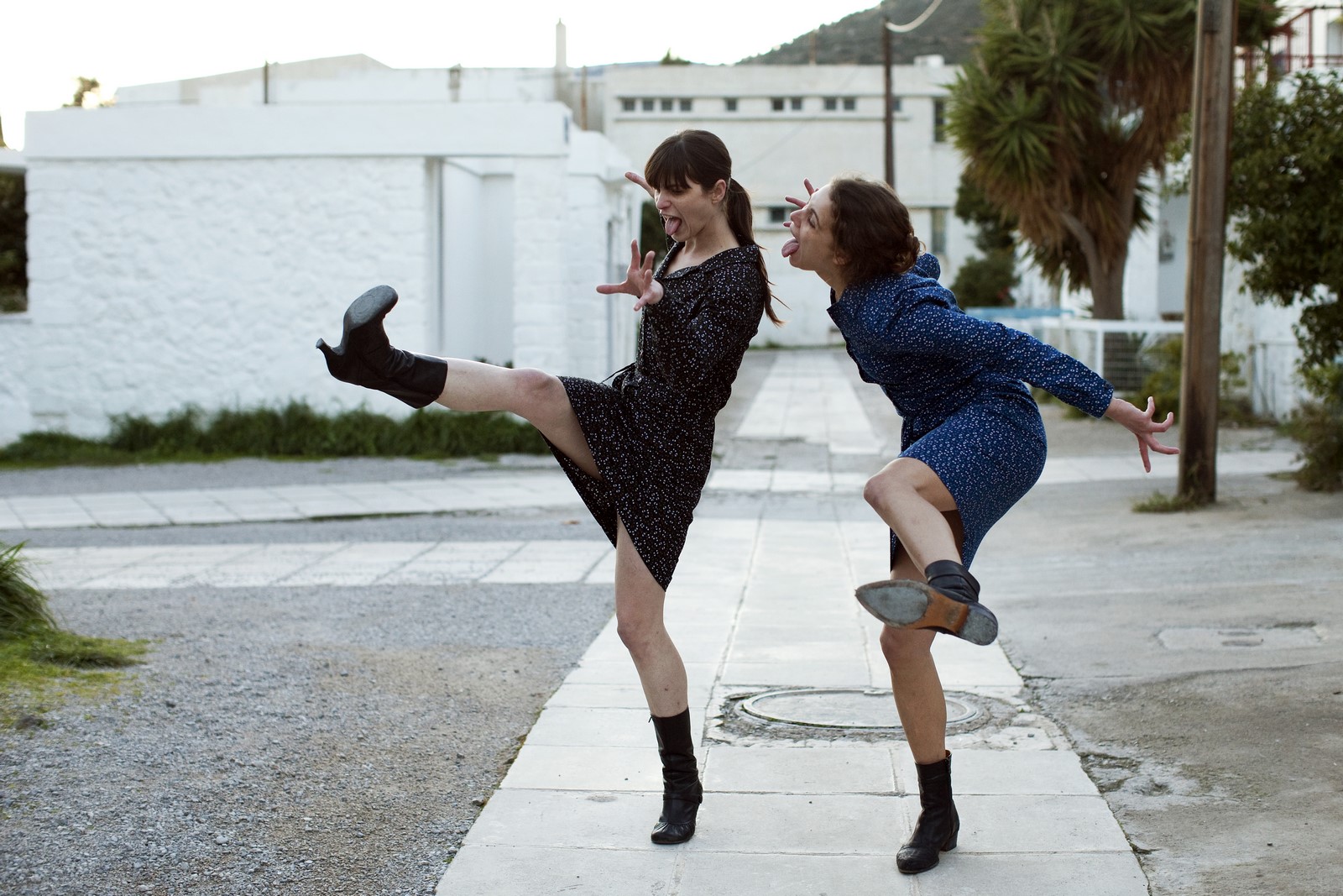 Dopo la tappa a Venezia 67, dove Ariane Labed ha vinto la Coppa Volpi, arriva nei cinema italiani con Trent Film Attenberg di Athina Rachel Tsangari, film con Yorgos Lanthimos attore.