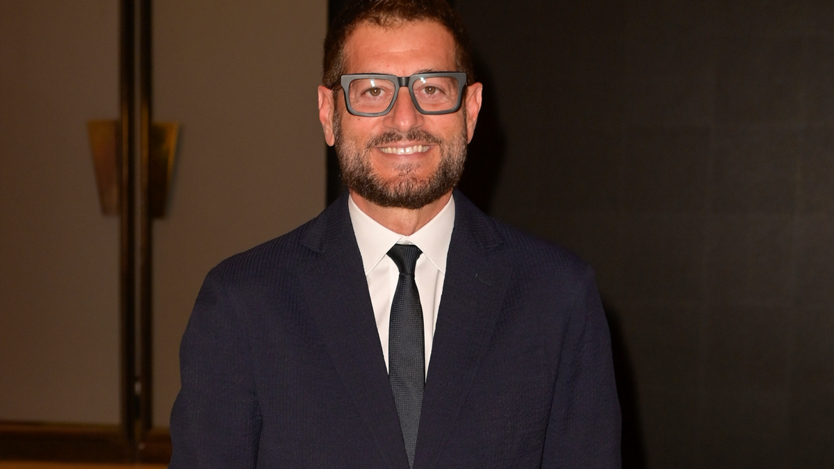 Enrico Papi a TvBlog: “Ora Tilt, poi una canzone per Sanremo 2025. La Pupa e il secchione? Andato male, ma non è colpa mia”