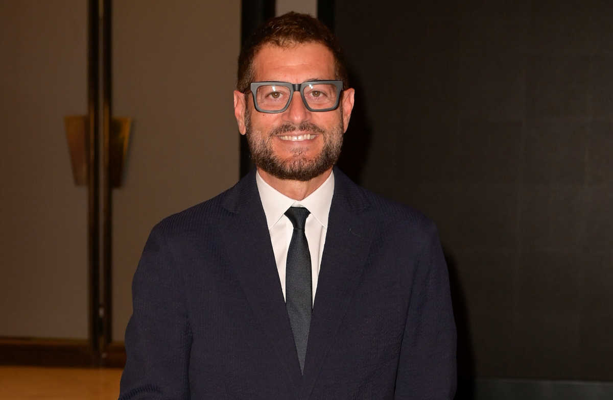 Enrico Papi a TvBlog: “Ora Tilt, poi una canzone per Sanremo 2025. La Pupa e il secchione? Andato male, ma non è colpa mia”