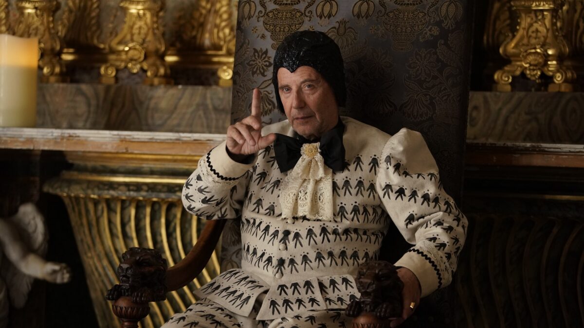 L’impero: trailer italiano della commedia galattica di Bruno Dumont con Fabrice Luchini (Al cinema dal 13 giugno)