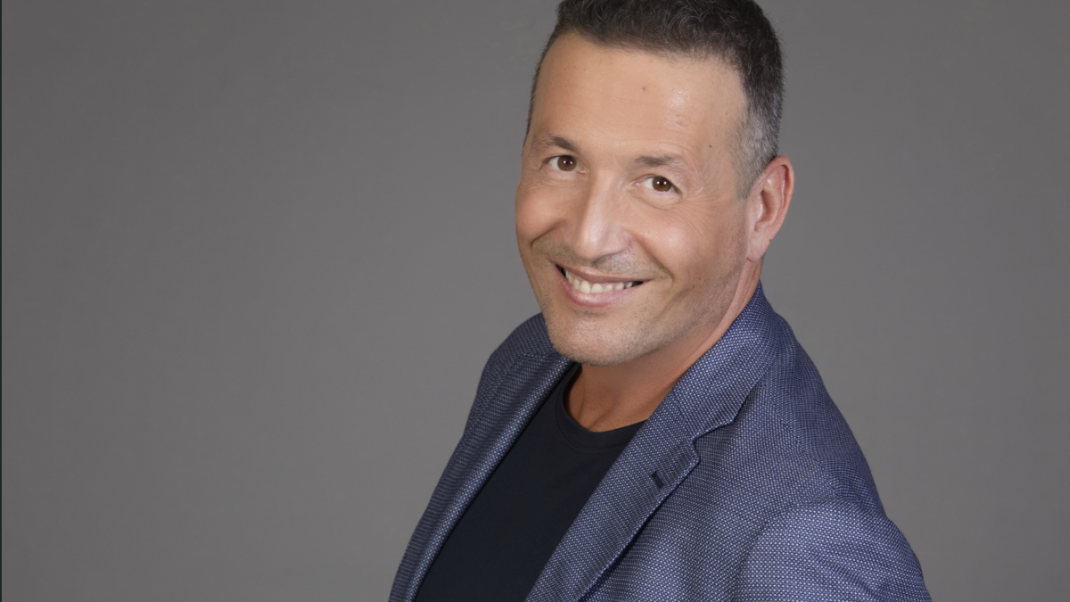 Alessandro Greco a TvBlog: “La mia ripartenza a Unomattina estate”. E su Furore, Affari tuoi, Carlo Conti e TeleMeloni…