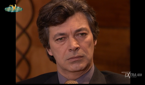 Mediaset Extra e quelle repliche senza criterio. Quando l’amarcord fa rima con caos